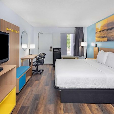 Days Inn By Wyndham Pensacola I-10 Ferry Pass Bagian luar foto