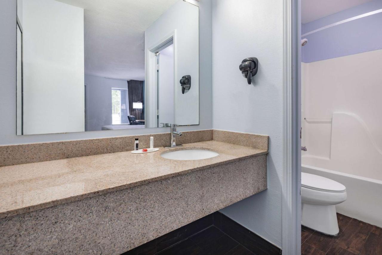 Days Inn By Wyndham Pensacola I-10 Ferry Pass Bagian luar foto