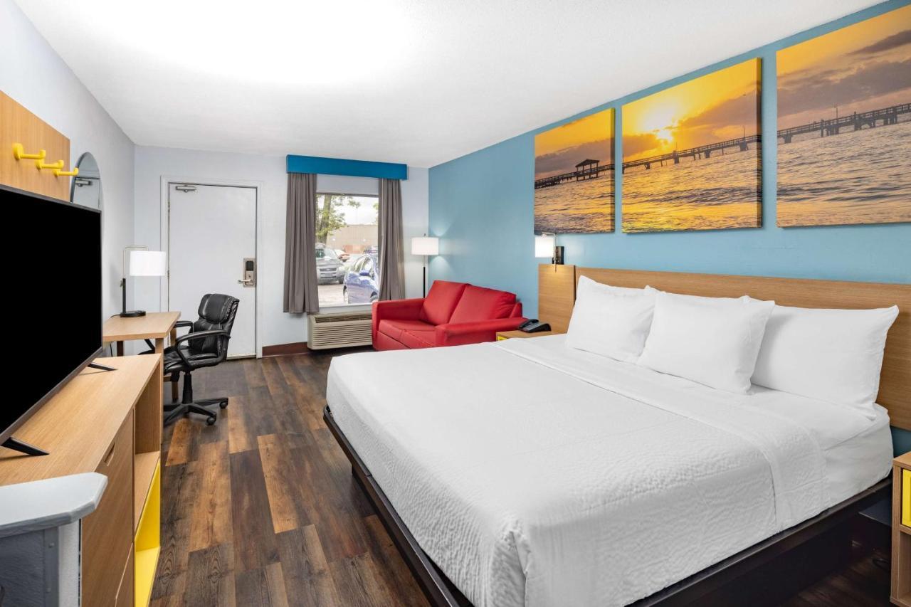Days Inn By Wyndham Pensacola I-10 Ferry Pass Bagian luar foto