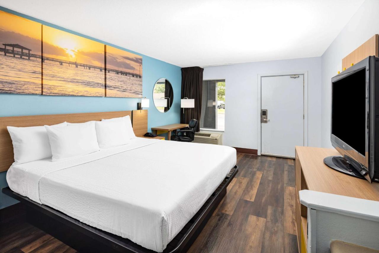 Days Inn By Wyndham Pensacola I-10 Ferry Pass Bagian luar foto