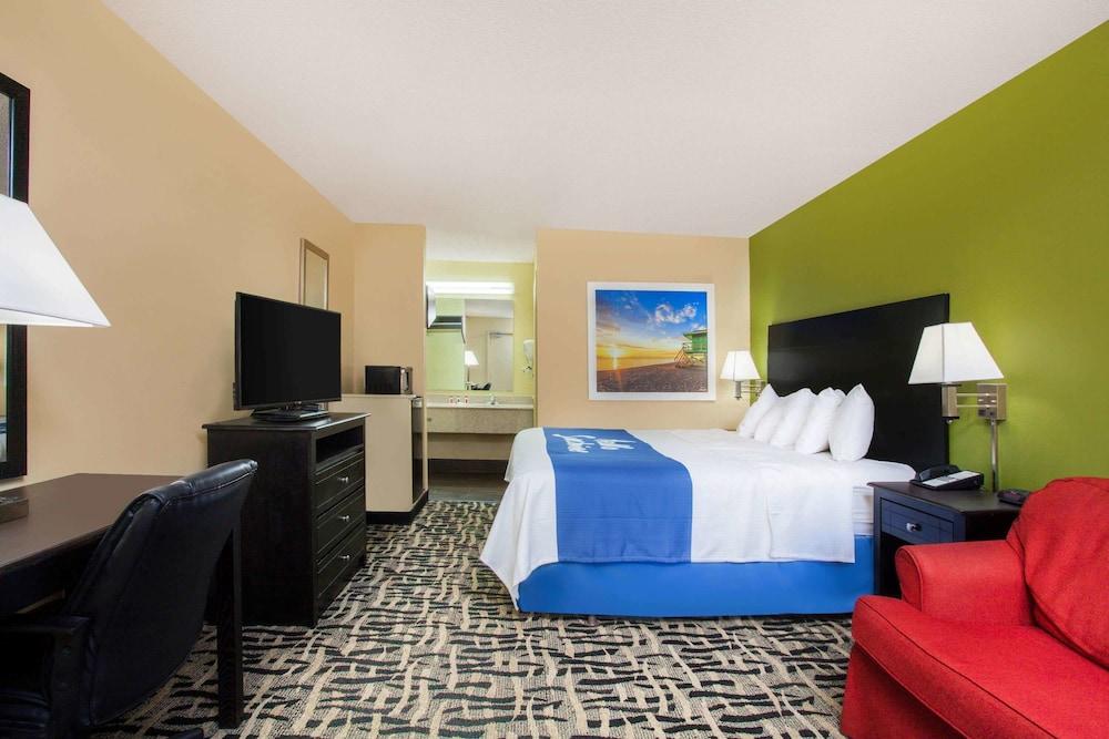 Days Inn By Wyndham Pensacola I-10 Ferry Pass Bagian luar foto